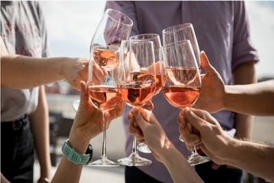 Giữ lạnh rượu vang trong xô đá để bảo quản